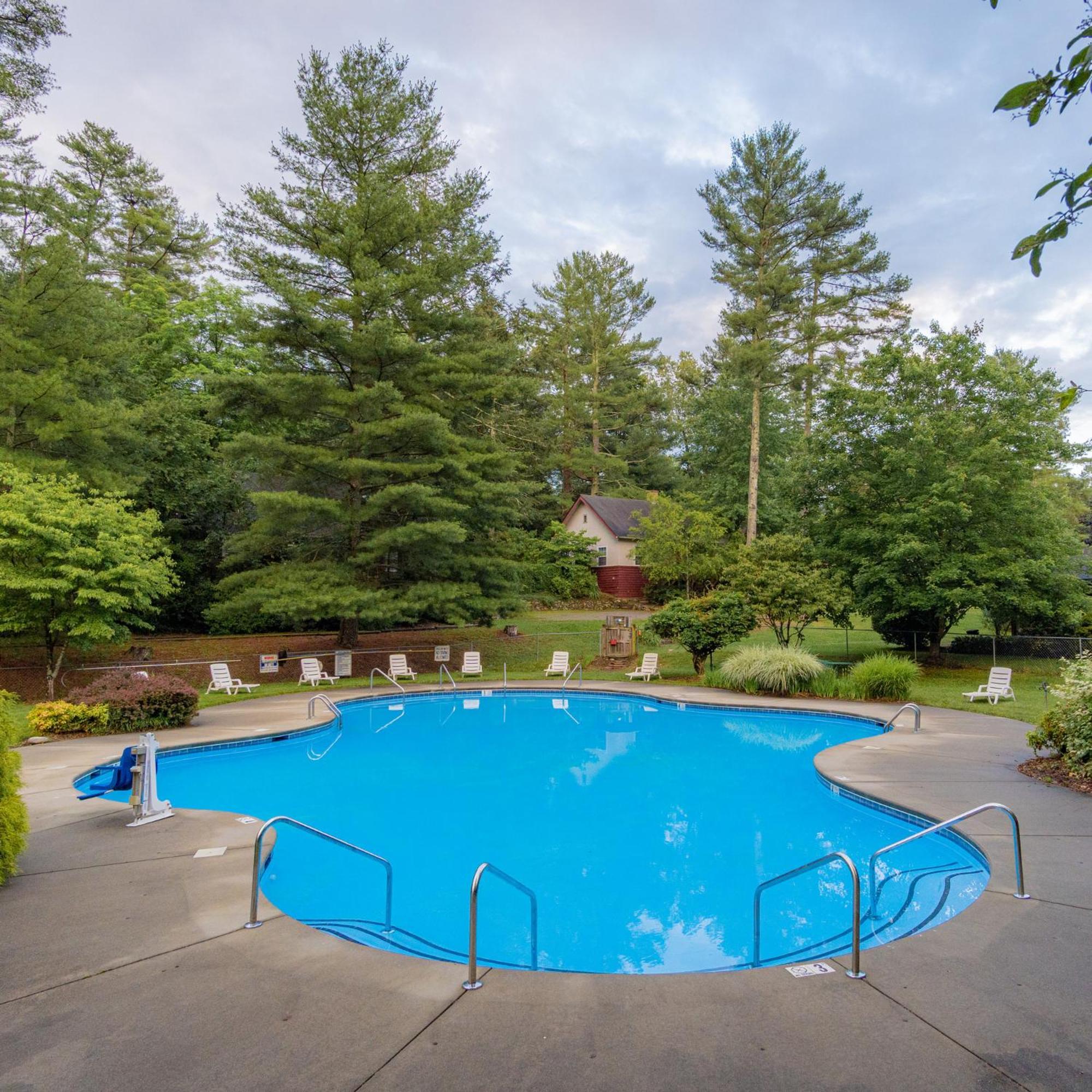 Highland Lake Inn & Resort - Flat Rock Exterior foto